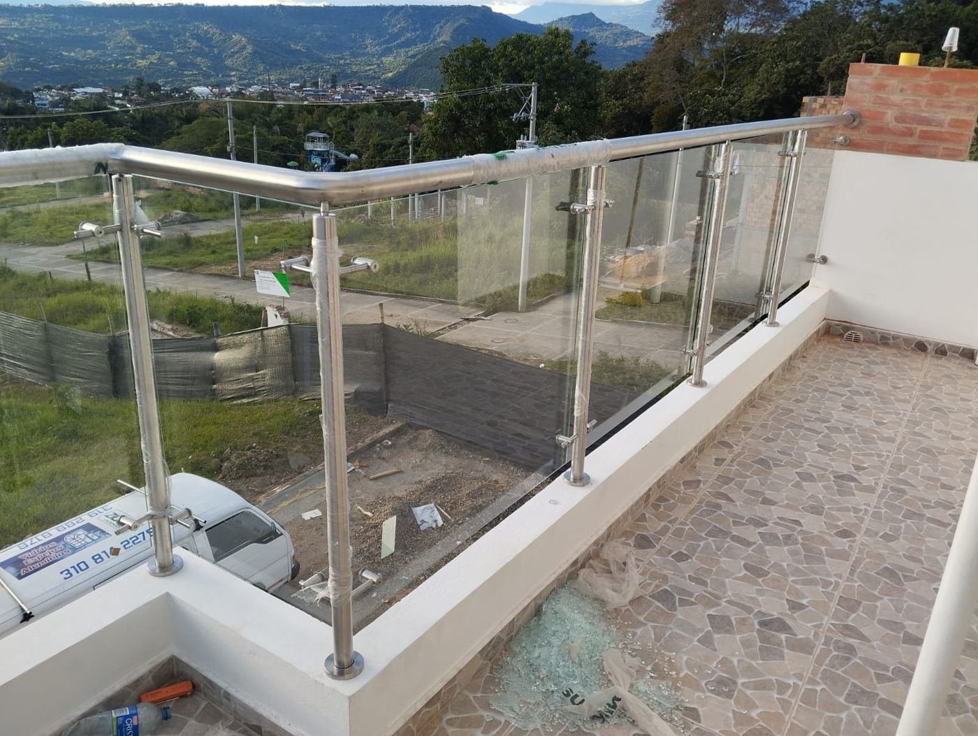 Baranda en aluminio y vidrio